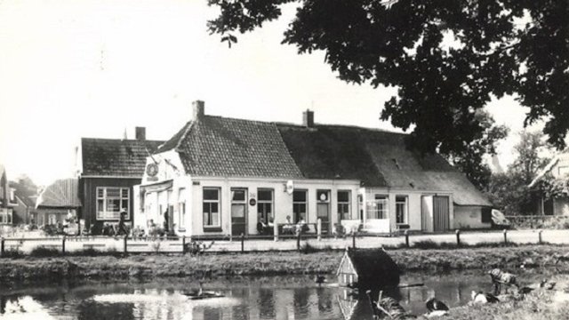 Zwart-wit foto van Café de Lange aan de eendenvijver uit november 1964. Bron: dieversarchief.nl